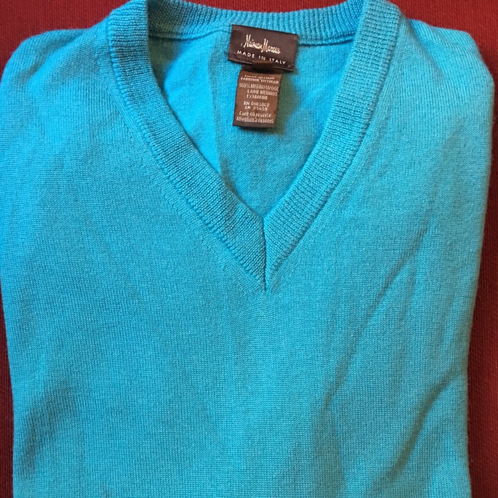 Neiman Marcus  100 % merino wool v neck sweater bl